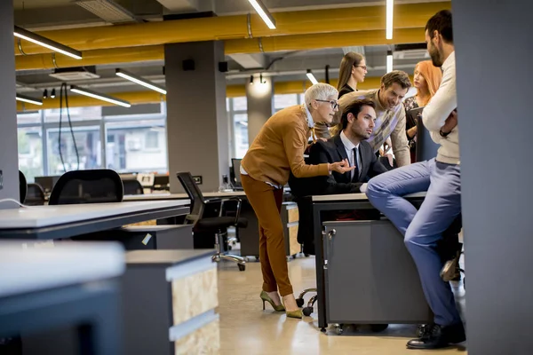 Uomini Affari Che Lavorano Nell Ufficio Moderno — Foto Stock