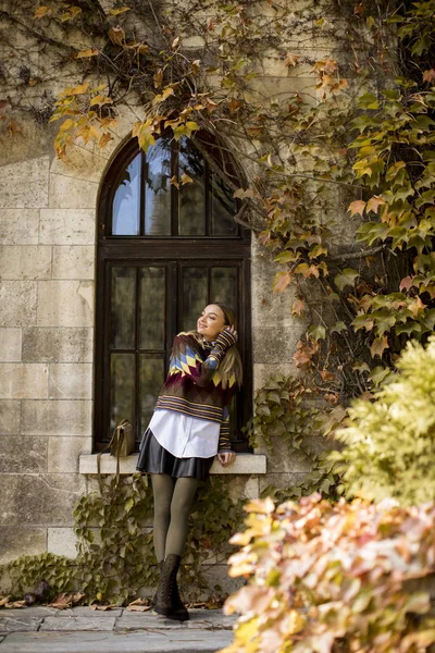 Pretty Young Woman Standing Sunny Autumn Day — Stock Photo, Image