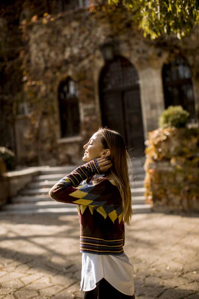 Pretty Young Woman Walking Autumn Park Sunny Day — Stock Photo, Image