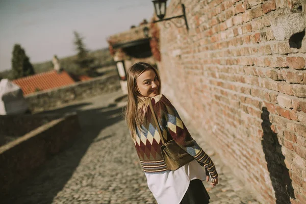 Bella Giovane Donna Che Cammina Nel Parco Autunnale Una Giornata — Foto Stock