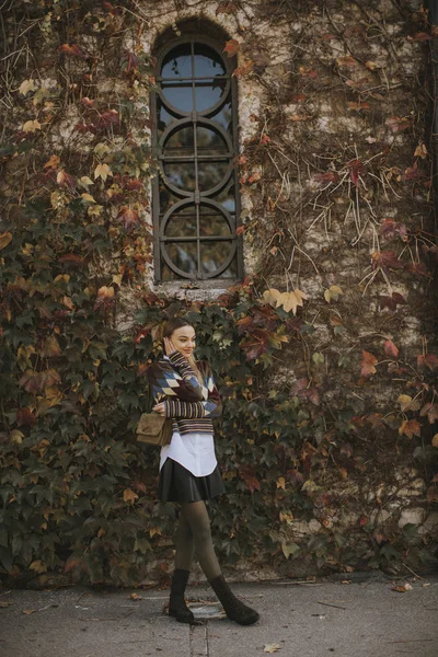 Hübsche Junge Frau Steht Draußen Einem Sonnigen Herbsttag — Stockfoto