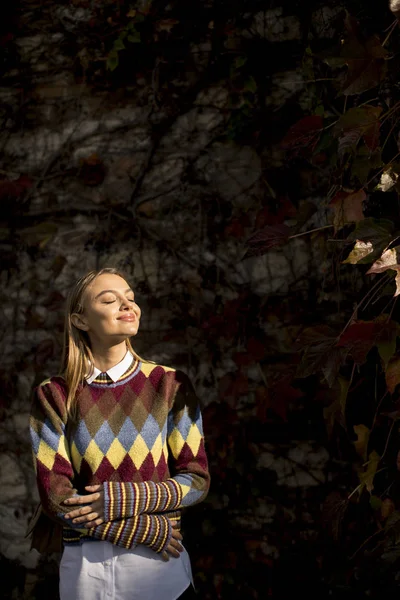 Pretty Young Woman Standing Sunny Autumn Day — Stock Photo, Image