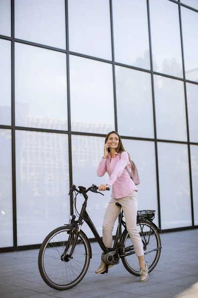 Wanita Muda Dengan Sepeda Menggunakan Telepon Genggam Luar — Stok Foto