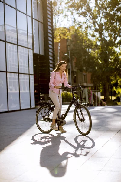 Mujer Joven Montando Una Bicicleta Eléctrica Entorno Urbano — Foto de Stock