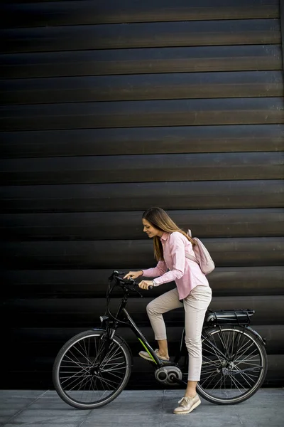 Молодая Женщина Планшетом Электронным Велосипедом Открытом Воздухе Солнечный День — стоковое фото