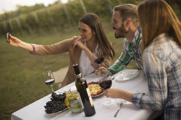 Gruppo Giovani Seduti Tavola Che Bevono Vino Rosso Fanno Selfie — Foto Stock