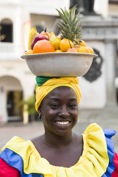 Cartagena Colombia September 2019 Oidentifierad Palenquera Fruktförsäljare Dam Gatan Cartagena — Stockfoto