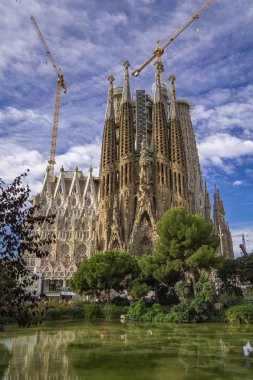 Barselona, İspanya - 7 Ekim 2019: Barcelona, İspanya 'da Katedral La Sagrada Familia. Mimar Antonio Gaudi tarafından tasarlanmış ve 1882 'den beri inşa edilmiştir..