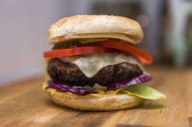 Tahta masada taze yapılmış hamburger.