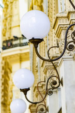 19. yüzyıl Galleria Vittorio Emanuele II 'deki eski şık lambalara bakın. Milano, İtalya