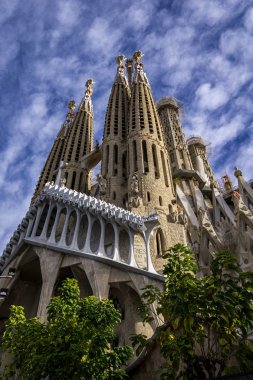 Barcelona, İspanya 'daki Katedral La Sagrada Familia. Mimar Antonio Gaudi tarafından tasarlanmış ve 1882 'den beri inşa edilmiştir..