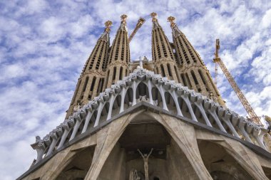 Barcelona, İspanya 'daki Katedral La Sagrada Familia. Mimar Antonio Gaudi tarafından tasarlanmış ve 1882 'den beri inşa edilmiştir..