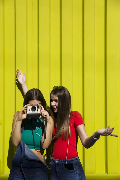 Dvě Pěkné Mladé Šťastné Ženy Fotografování Retro Kamerou Mají Skvělý — Stock fotografie