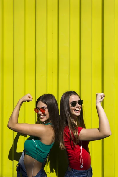 Зображення Двох Молодих Щасливих Друзів Стоять Над Жовтою Стіною — стокове фото