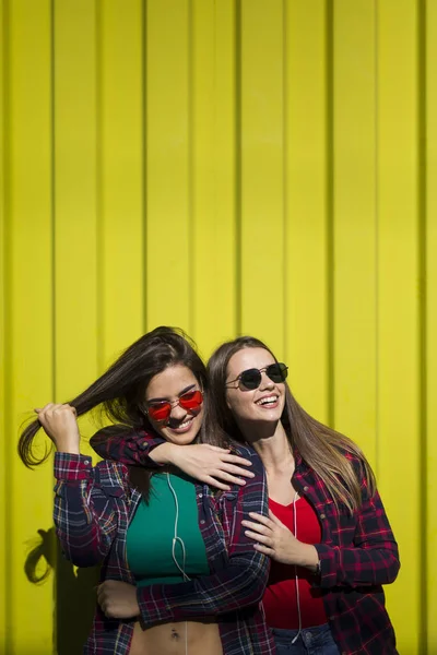 Image Two Young Happy Women Friends Standing Outdoor Yellow Wall — ストック写真