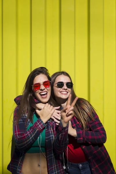 Image Two Young Happy Women Friends Standing Outdoor Yellow Wall — ストック写真