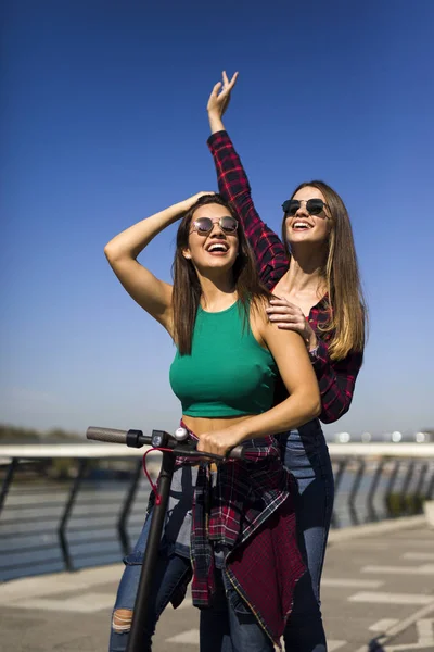 Belle Giovani Amiche Sella Uno Scooter Elettrico Strada Una Giornata — Foto Stock