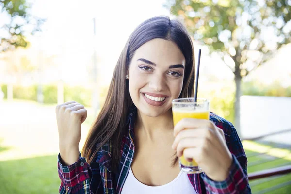 Retrato Una Joven Feliz Sonriente Bebiendo Jugo Naranja Aire Libre — Foto de Stock