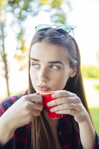 Porträt Einer Jungen Frau Die Park Kaffee Trinkt — Stockfoto