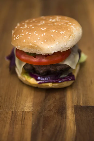 Hamburguesa Recién Hecha Mesa Madera — Foto de Stock