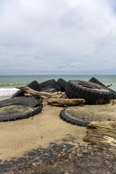 Neumáticos Playa Arena Tropical Como Concepto Contaminación —  Fotos de Stock