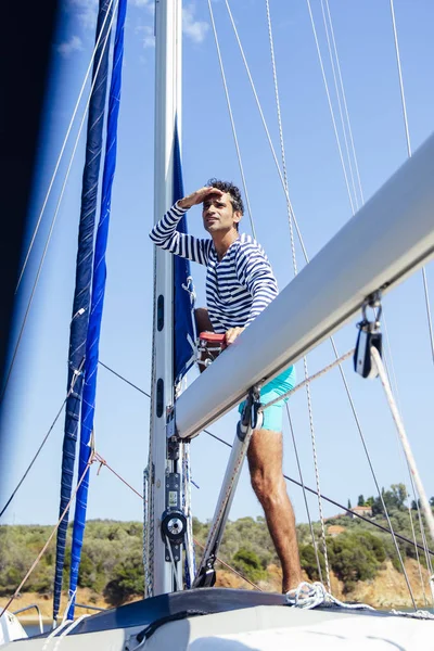 Jongeman Een Zeilboot Zee Een Suuny Dag — Stockfoto