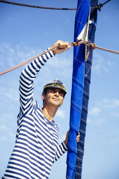 Jovem Bonito Com Capitão Cap Veleiro Mar Dia Suuny — Fotografia de Stock