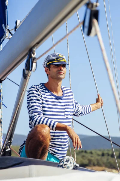 Joven Guapo Con Gorra Capitán Velero Mar Día Suuny —  Fotos de Stock