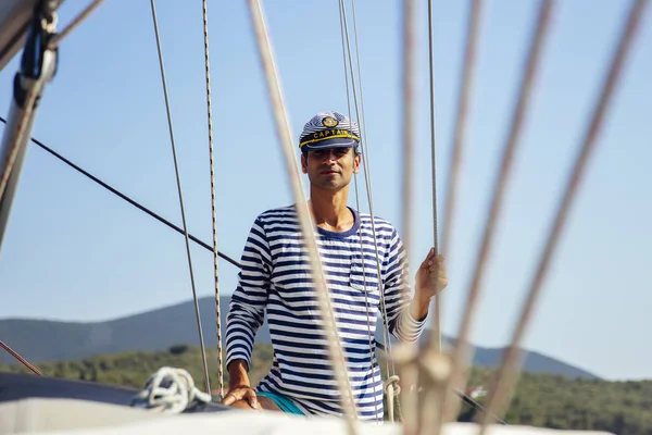 Joven Guapo Con Gorra Capitán Velero Mar Día Suuny —  Fotos de Stock