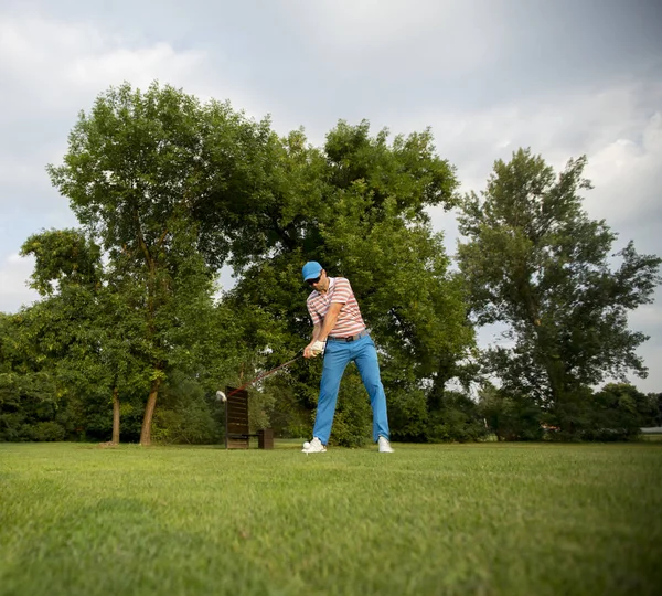 Jeune Homme Jouant Sur Terrain Golf — Photo