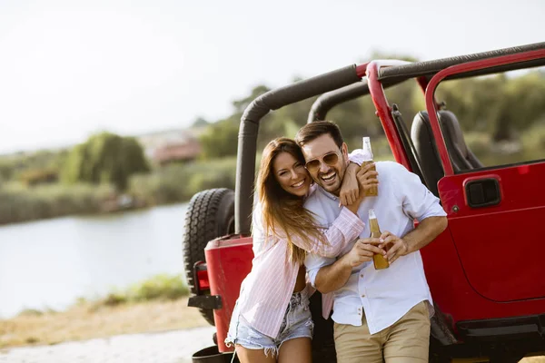 Junge Frau Und Mann Amüsieren Sich Heißen Sommertagen Der Nähe — Stockfoto