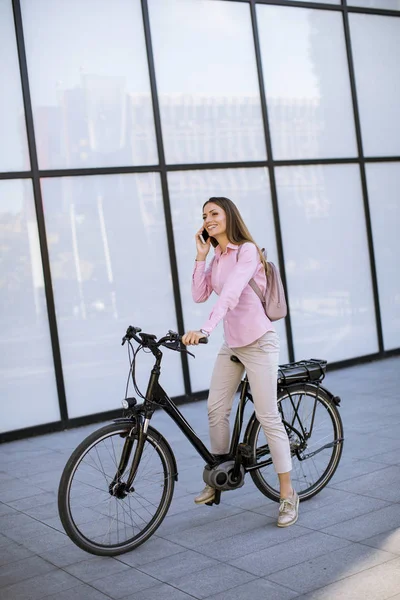 Wanita Muda Dengan Sepeda Menggunakan Telepon Genggam Luar — Stok Foto