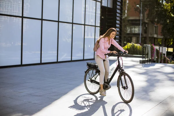 Mujer Joven Montando Una Bicicleta Eléctrica Entorno Urbano — Foto de Stock