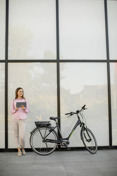 Ung Kvinna Med Tablett Och Cykel Utomhus Solig Dag — Stockfoto