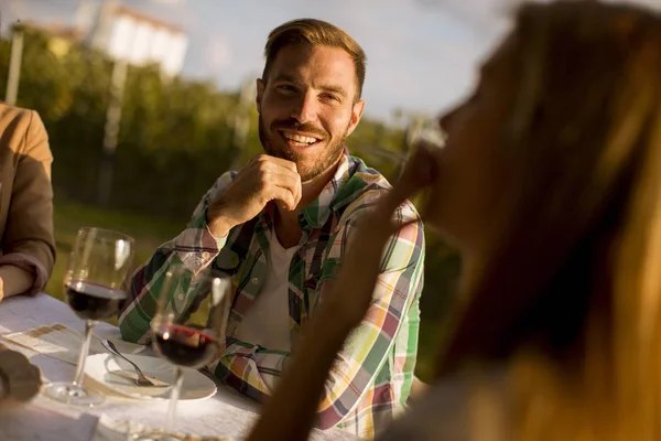 Groupe Jeunes Assis Table Buvant Vin Rouge Dans Les Verres — Photo