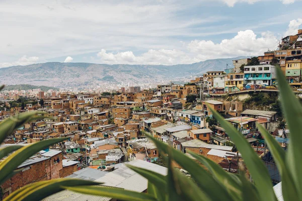 Medellin, Kolombiya 'daki Comuna 13 tepelerindeki evlere baktık.