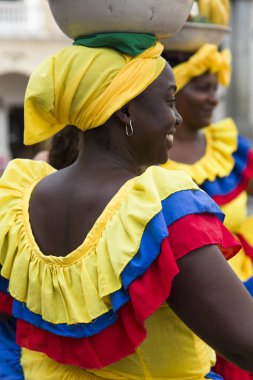Cartagena, Kolombiya - 16 Eylül 2019: tanımlanamayan palenquera, Cartagena, Kolombiya sokaklarındaki meyve satıcısı kadın. Bu Afro-Kolombiyalı kadınlar şehrin hemen dışındaki San Basilio de Palenque köyünden geliyorlar..
