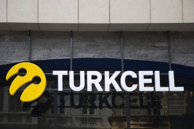 İstanbul, Türkiye - 15 Haziran 2019: İstanbul, Türkiye 'deki Turkcell mağazasının ayrıntıları. Turkcell Türkiye 'nin önde gelen cep telefonu operatörü,