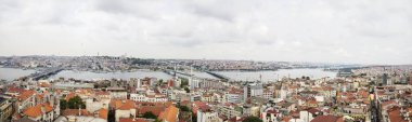 İstanbul, Türkiye - 21 Haziran 2019: İstanbul'daki evlerde ve kamu binalarında havadan görünüm. İstanbul, 15 milyondan fazla vatandaşıyla Türkiye'nin önemli bir şehridir..