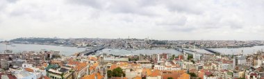 İstanbul, Türkiye - 21 Haziran 2019: İstanbul'daki evlerde ve kamu binalarında havadan görünüm. İstanbul, 15 milyondan fazla vatandaşıyla Türkiye'nin önemli bir şehridir..