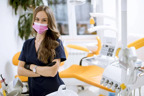 Atraente Jovem Médico Dentista Seu Escritório Olhando Para Câmera — Fotografia de Stock