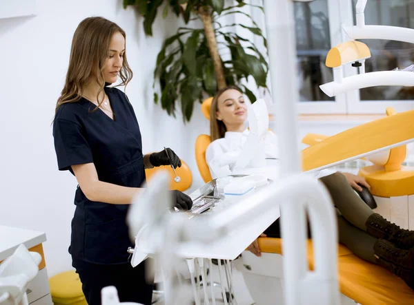 Médica Dentista Jovem Atraente Seu Escritório Com Patinete Feminino Cadeira — Fotografia de Stock