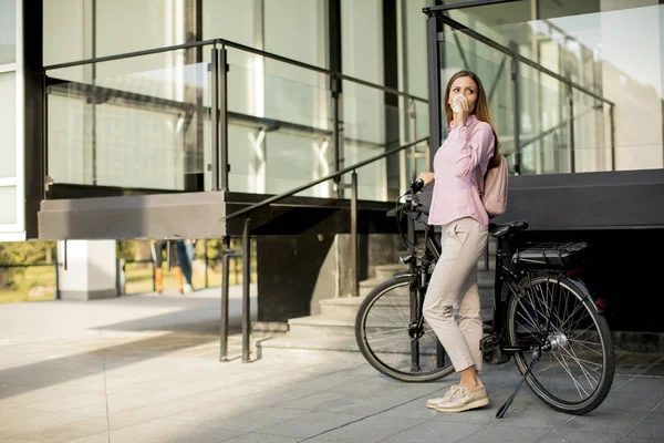 Hermosa Joven Ciclista Bebe Café Una Taza Bicicleta Eléctrica Entorno — Foto de Stock