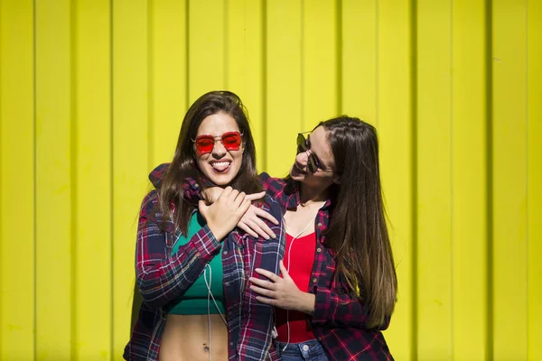 Image Two Young Happy Women Friends Standing Outdoor Yellow Wall — Stock Photo, Image