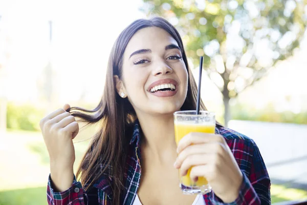 Retrato Una Joven Feliz Sonriente Bebiendo Jugo Naranja Aire Libre — Foto de Stock