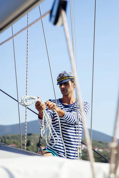 Joven Guapo Con Gorra Capitán Velero Mar Día Suuny —  Fotos de Stock