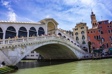 Venedik, İtalya - 26 Mayıs 2019: Venedik, İtalya 'daki Rialto Köprüsü' nde birleşmiş insanlar. Rialto Köprüsü, İtalya 'nın Venedik kentindeki Büyük Kanal boyunca uzanan dört köprüden en eskisidir..