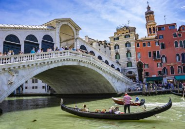 Venedik, İtalya - 26 Mayıs 2019: Venedik, İtalya 'daki Rialto Köprüsü' nde birleşmiş insanlar. Rialto Köprüsü, İtalya 'nın Venedik kentindeki Büyük Kanal boyunca uzanan dört köprüden en eskisidir..