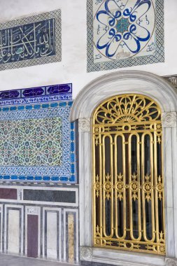 İstanbul Topkapı Sarayı'ndan çiçek desenli eski Osmanlı el yapımı Türk çinileri