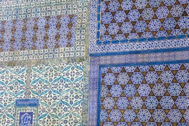 İstanbul Topkapı Sarayı'ndan çiçek desenli eski Osmanlı el yapımı Türk çinileri